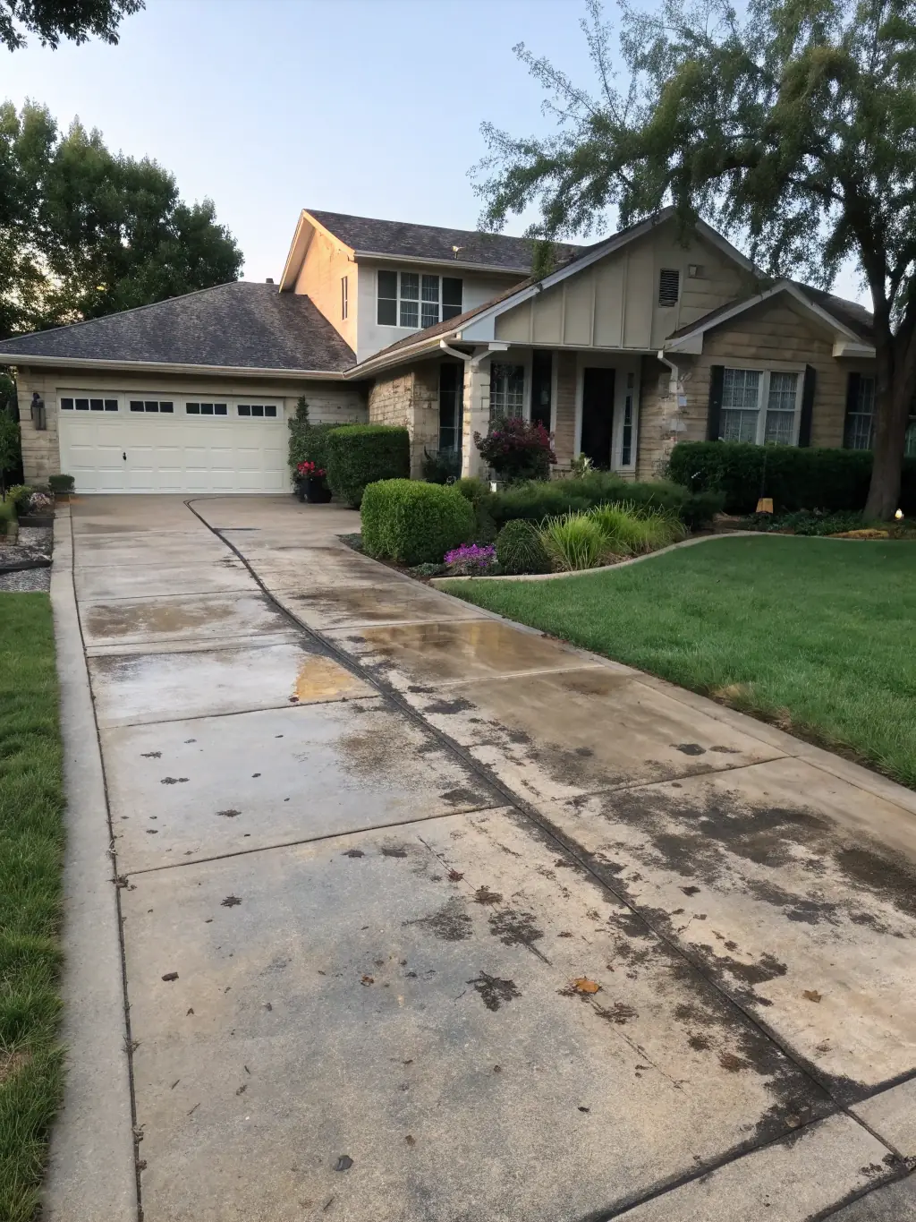 A residential house with clean siding after a power wash, showcasing the effectiveness of Sgt Simmons' residential power washing service.